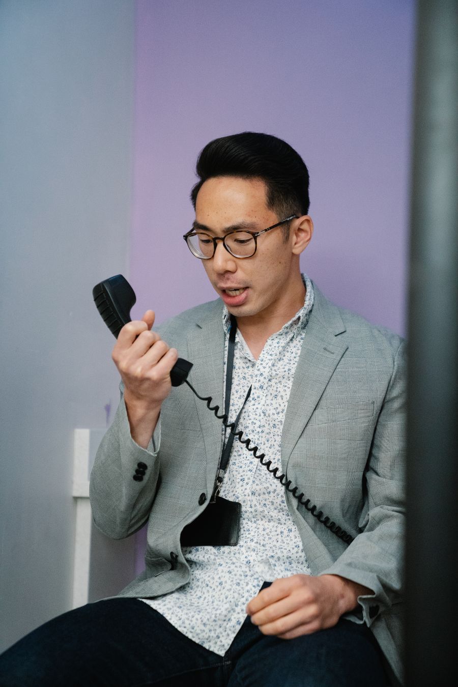Japonski poslovnež v pisarni govori po telefonu
